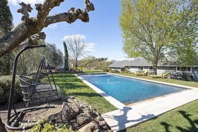 Image de Modern Family Friendly Farmhouse with Pool, Spa & Fire pit