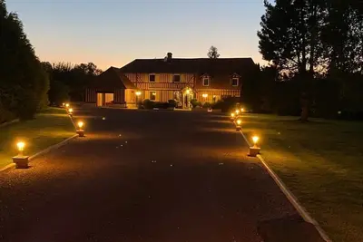 Image de Luxury norman house 20 min from the beach, private pool\/tennis\/basketball\/piano!