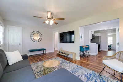 Image de Fayetteville Retreat w/ Yard - Walk to Campus!