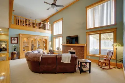 Image de Spacious McArthur Home: Private Hot Tub + Pond!
