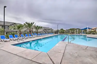 Image de 'Blue Sky Get-a-Way' Townhome w/ Patio, Grill