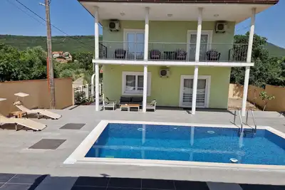Image de A 4-bedroom villa with private pool, located in quiet countryside, 2 km from sea