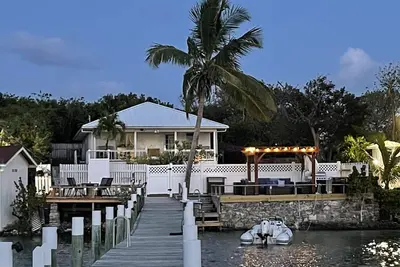 Image de Waterfront Beach Bungalow with 150 Foot Dock on Guana Cay and Waterside Pergola