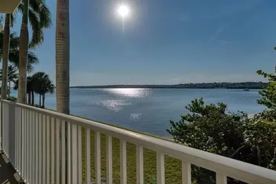 Image de Bayview Balcony Condo, Hot tub & pool & Rum Bar!