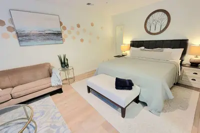 Image de Private entrance and in law suite, 5 min drive to Iu