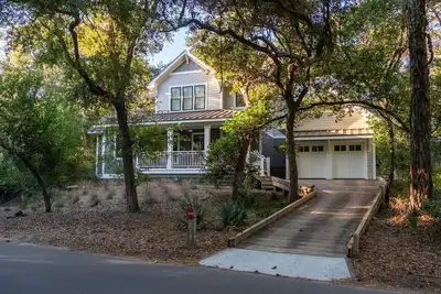 Image de Cozy outdoor living - 10-minute walk to harbor village and ferry terminal.