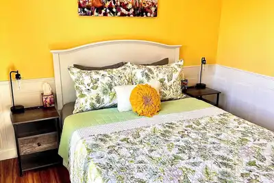 Image de Cozy and private. 6 min drive to Beach with volcanic views.