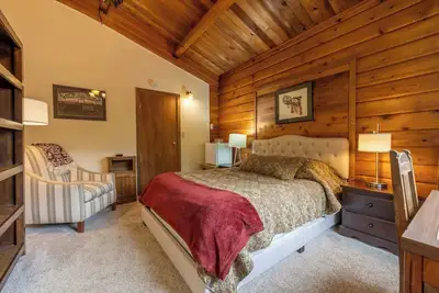 Image de Remote Bc Waterfront Log Lodge: \"Home of the Orca\"
