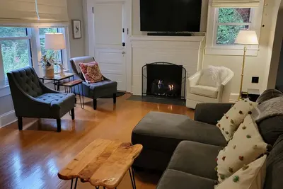 Image de Dwell Well House- Upscale 2 Br/2 Ba house downtown w/private fenced yard