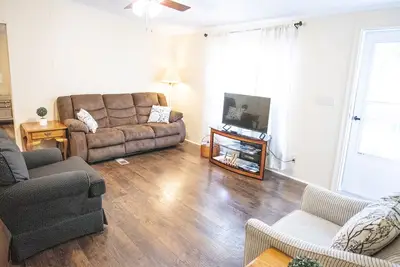 Image de Quaint / Cozy- 5-min walk to Lake Tomahawk-10Min to Downtown-Self Check-In-w W/D