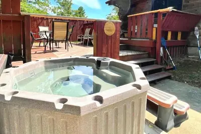 Image de Log Cabin with Brand-new Hot Tub! W/ Pool Table - Near Downtown Cape and Casino