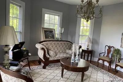 Image de 3 bedroom 2 bath Historic Home