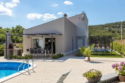 Image de Superbe maison Ă Dograde avec WiFi