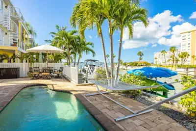 Image de Beach House Getaway! Beautiful Water Views & Sunsets! Perfect Location!