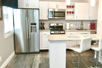 Image de Live like a local :) 2 Blocks To The Beach!