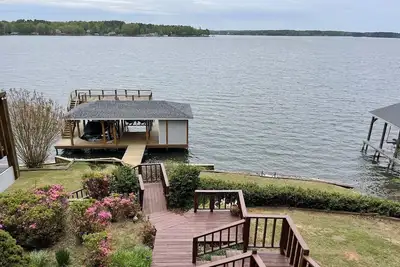 Image de Amazing View, Main lake home, boathouse and Pet Friendly Lake Gaston