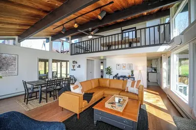 Image de Hawks Nest · Mountain Top Cabin w\/ Amazing Views, Coffee, Games