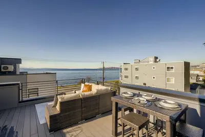 Image de 💎 Rare Find 💎 Across Alki Beach✨Rooftop Views