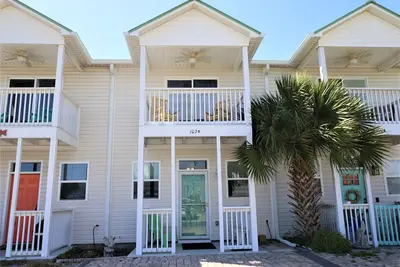 Image de Pelican Perch Is A 3bd/2ba  Townhouse Just Steps To Beach And Shops!