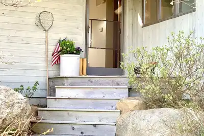 Image de Walk to beach and town from this sunny family home with large deck.