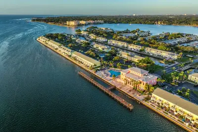 Image de Large 1 Bedroom w/ Large Patio, Kayaks, Pickleball Courts, and on the Bay