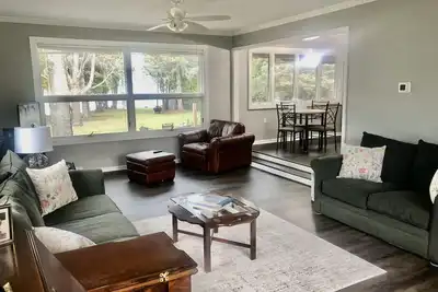 Image de North Lake Leelanau-Beautiful sunsets. Cute 3 bedroom cottage. Dock.