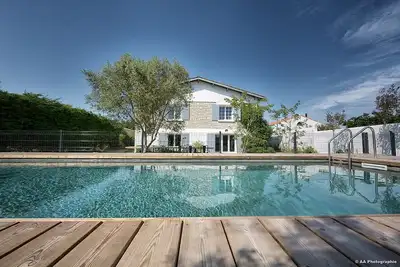 Image de Grande maison rénovée à Oléron, 18 personnes, piscine, 5 mns à pied de la plage