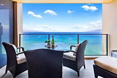Image de Luxury Oceanfront Corner Villa with Panoramic View