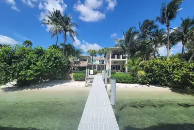 Image de A waterfront oasis with soft white sand beach, pool and intracoastal dock views.