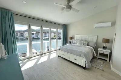 Image de Beach Style Waterfront Villa
