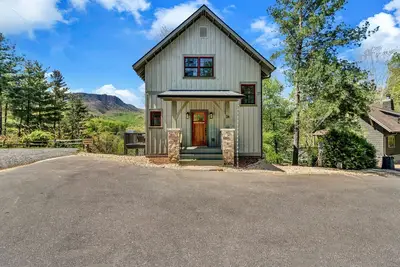Image de Sourwood Treehouse- Adorable treehouse, hot tub, & mountain views