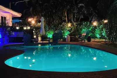 Image de Tropical Oasis with Pool & Fire Pit. 2 blocks to the park, 3 miles to beach.