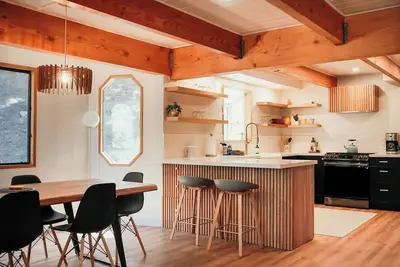 Image de Yuhaaviat Cabin • Serene location•Walk to Village