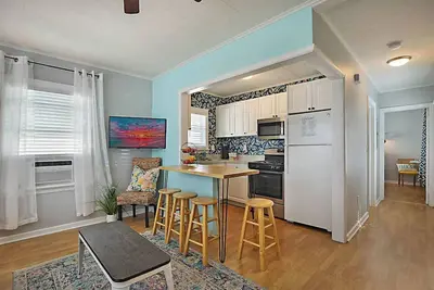 Image de Steps to Beach, Park & Downtown! Cozy Bungalow