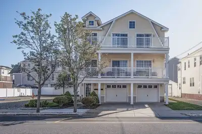 Image de Beach Retreat Condo with spacious deck only 1. 5 blocks (5 min walk) to beach!