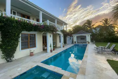 Image de Solaqua luxury hillside villa with 360 views, pool/spa and pink sands beach
