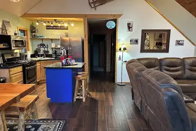 Image de Midtown Hideaway- Cozy A-Frame Cabin with canyon views