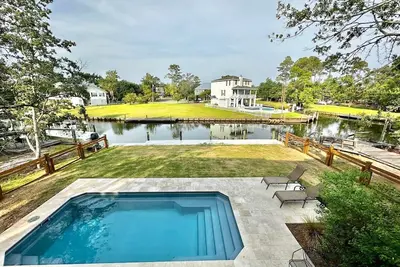 Image de Cheerful 2-Bedroom Home on the Water with a Pool