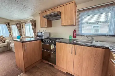 Lovely caravan with free WiFi nearby Great Yarmouth seaside town ref 20085bs