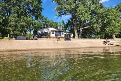 Image de Beautiful, family friendly Lake home w\/sunroom and 100ft of sandy beach!
