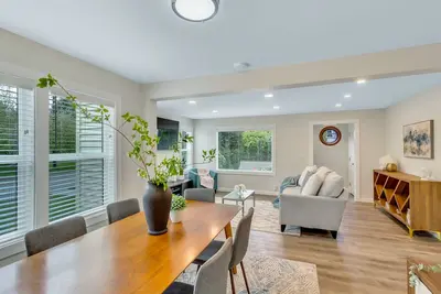 Image de Entire House- Conveniently Located with Ample Parking