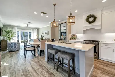 Image de Vacation Paradise Steps from the Beach, Pool, Sun Deck, Grill, & Beach Service