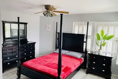 Image de Elegant and Bright Ocean Block Home w/ Private Balcony, Bbq & Patio