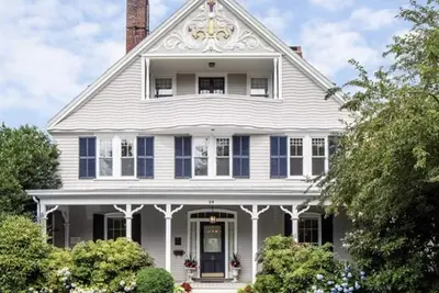 Image de Grand historic Newport home! Center of town. Walk to everything!