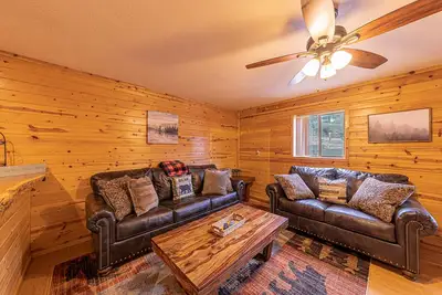 Image de Cabin get away with King bed, free Wifi, deck, full kitchen & Bbq-washer & dryer