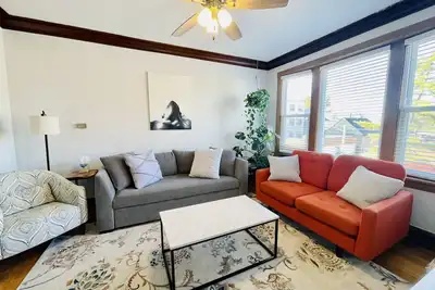 Image de Minutes from Downtown Gorgeous, spacious 2bd/ 1ba w/ Parking
