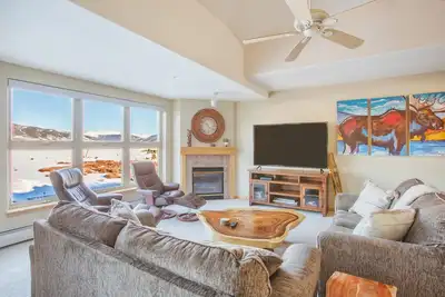 Image de Amazing Mountain and Lake Views from this Unique Penthouse Condo