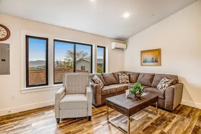 Image de Brand new modern downtown apartment w\/Ac & washer\/dryer - near beach