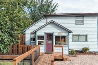 Image de Whistle Stop 3 bedroom house walk downtown plenty parking