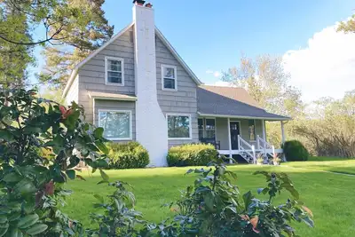 Image de Cozy restored farmhouse on the river! Hot tub, wildlife, trails!